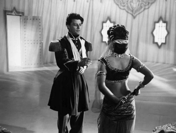 Scena del film "Le belle della notte" - Regia René Clair - 1952 - Gli attori Gérard Philipe, in divisa militare, e Gina Lollobrigida