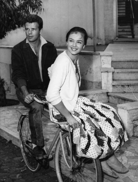 Scena del film "Belle ma povere" - Regia Dino Risi - 1957 - Gli attori Renato Salvatori e Lorella De Luca in bicicletta