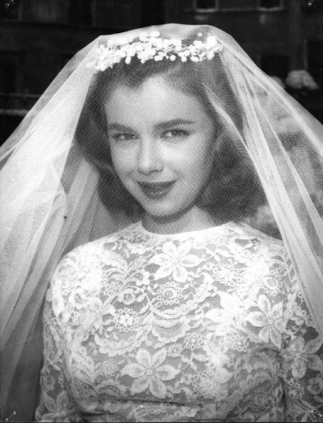 Scena del film "Belle ma povere" - Regia Dino Risi - 1957 - L'attrice Lorella De Luca in abito da sposa