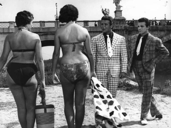 Scena del film "Belle ma povere" - Regia Dino Risi - 1957 - Gli attori Renato Salvatori e Maurizio Arena e due attrici non identificate in bikini
