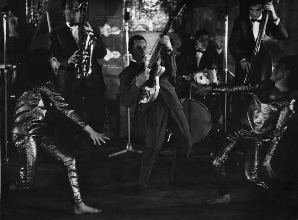 Scena del film "La bellezza d'Ippolita" - Giancarlo Zagni - 1962 - Ballerine danzano davanti a musicisti