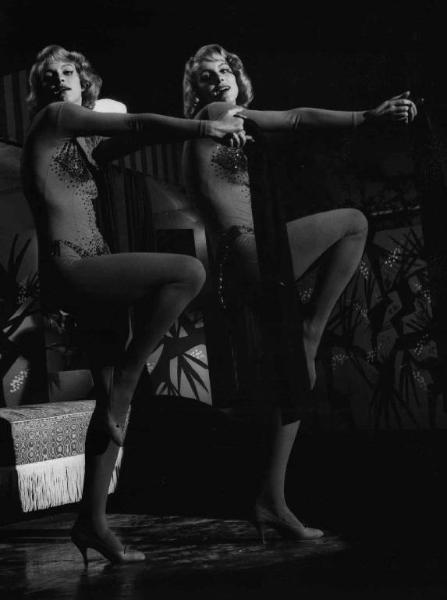 Scena del film "Le bellissime gambe di Sabrina" - Camillo Mastrocinque - 1958 - Le gemelle Alice ed Ellen Kessler