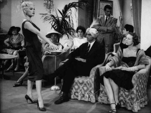 Scena del film "Le bellissime gambe di Sabrina" - Camillo Mastrocinque - 1958 - Attori non identificati in un atelier