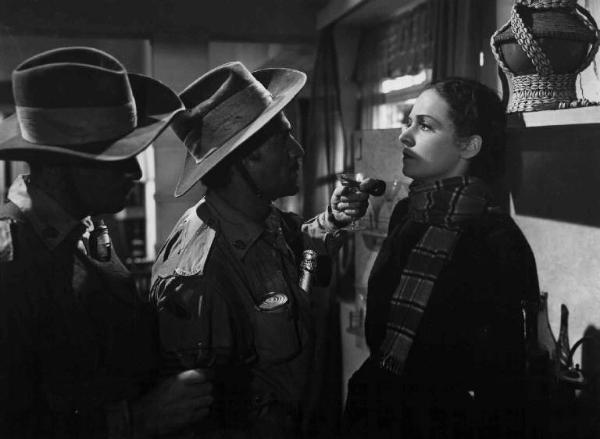 Scena del film "Bengasi" - Augusto Genina - 1942 - L'attrice Maria De Tasnady e due attori non identificati