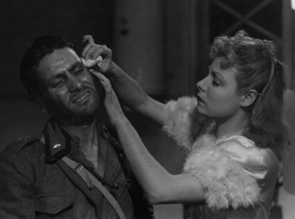 Scena del film "Bengasi" - Augusto Genina - 1942 - L'attore Fedele Gentile e un'attrice non identificata