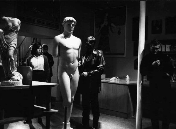 Scena del film "Bersaglio mobile" - Sergio Corbucci - 1967 - Gli attori Paola Pitagora, Gordon Mitchell, accanto a una statua greca e Ty Hardin