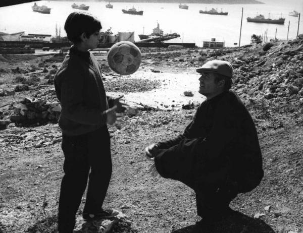 Scena del film "Bersaglio mobile" - Sergio Corbucci - 1967 - L'attore Ty Hardin e un bambino che gioca con un pallone
