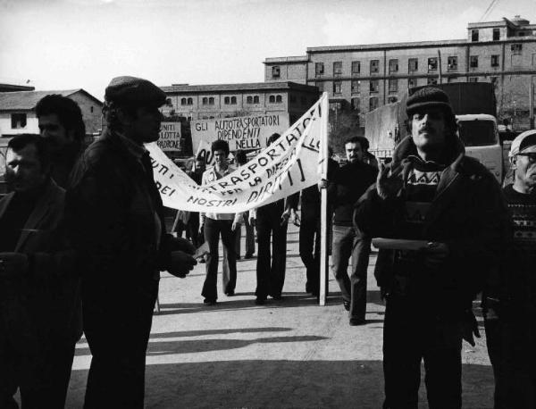 Scena del film "Il bestione" - Sergio Corbucci - 1974 - L'attore Giancarlo Giannini a una manifestazione di protesta in piazza