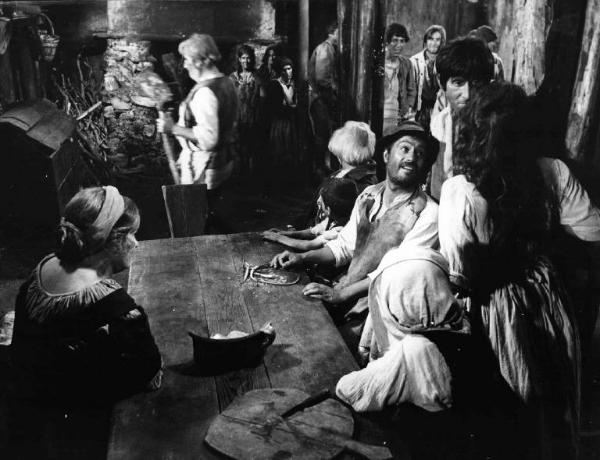 Scena del film "La Betìa" - Gianfranco De Bosio - 1971 - L'attore Nino Manfredi e attori non identificati in una taverna