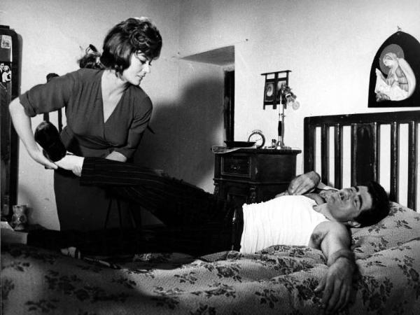Scena del film "Bianco, rosso, giallo, rosa" - Massimo Mida - 1964 - Gli attori Anita Ekberg e Carlo Giuffré a letto