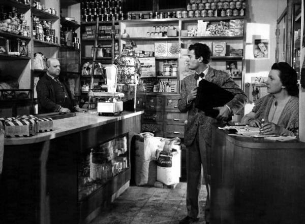 Scena del film "Il bigamo" - Luciano Emmer - 1956 - L'attore Marcello Mastroianni e due attori non identificati in un drogheria