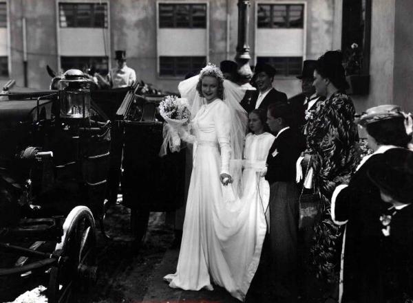 Scena del film "Bionda sotto chiave" - Camillo Mastrocinque - 1939 - L'attrice Vivi Gioi, in abito da sposa, e attori non identificati