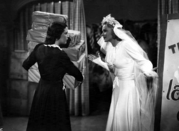 Scena del film "Bionda sotto chiave" - Camillo Mastrocinque - 1939 - L'attrice Vivi Gioi, in abito da sposa, e un'attrice non identificata