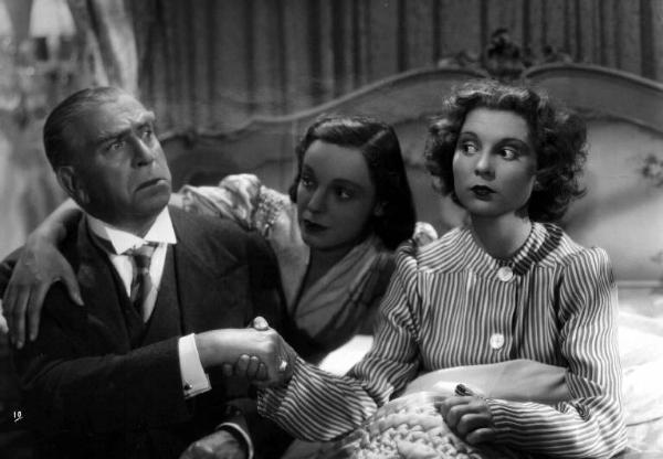 Scena del film "Il birichino di papÃ " - Raffaello Matarazzo - 1942 - Gli attori Armando Falconi, Chiaretta Gelli e un'attrice non identificata
