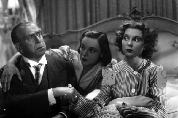 Scena del film "Il birichino di papà" - Raffaello Matarazzo - 1942 - Gli attori Armando Falconi, Chiaretta Gelli e un'attrice non identificata