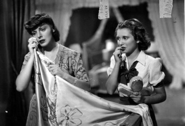 Scena del film "Il birichino di papà" - Raffaello Matarazzo - 1942 - L'attrice Chiaretta Gelli e un'attrice non identificata