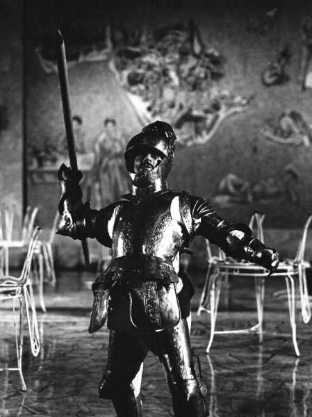 Scena dell'episodio "Le tentazioni del dottor Antonio" del film "Boccaccio '70" - Regia Federico Fellini - 1962 - L'attore Peppino De Filippo in armatura con una lancia