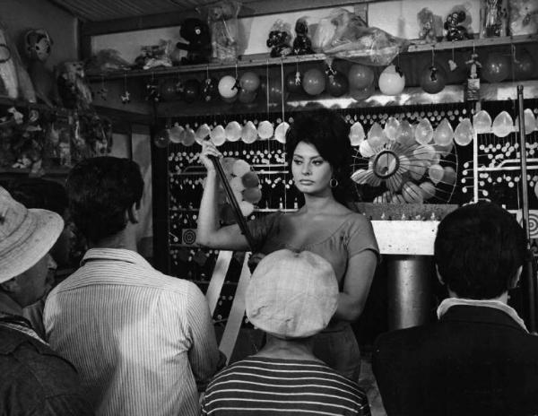 Scena dell'episodio "La riffa" del film "Boccaccio '70" - Regia Vittorio De Sica - 1962 - L'attrice Sophia Loren pulisce il fucile
