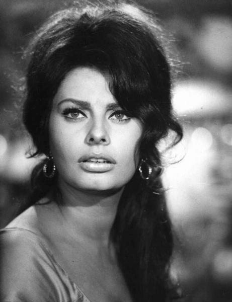 Scena dell'episodio "La riffa" del film "Boccaccio '70" - Regia Vittorio De Sica - 1962 - Primo piano dell'attrice Sophia Loren