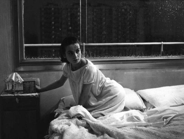 Scena dell'episodio "Renzo e Luciana" del film "Boccaccio '70" - Regia Mario Monicelli - 1962 - L'attrice Marisa Solinas a letto