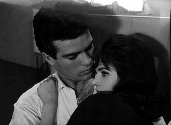 Scena dell'episodio "Renzo e Luciana" del film "Boccaccio '70" - Regia Mario Monicelli - 1962 - Gli attori Marisa Solinas e Germano Giglioli