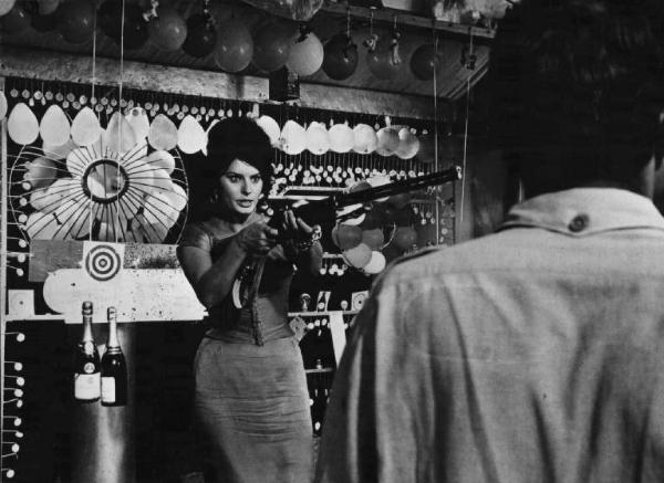 Scena dell'episodio "La riffa" del film "Boccaccio '70" - Regia Vittorio De Sica - 1962 - L'attrice Sophia Loren impugna il fucile