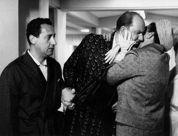 Scena del film "Il boom" - Vittorio De Sica - 1963 - Gli attori Alberto Sordi, Ettore Geri ed Elena Nicolai