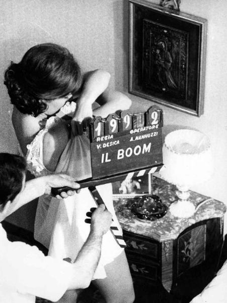 Set del film "Il boom" - Vittorio De Sica - 1963 - L'attrice Gianna Maria Canale dietro il ciak