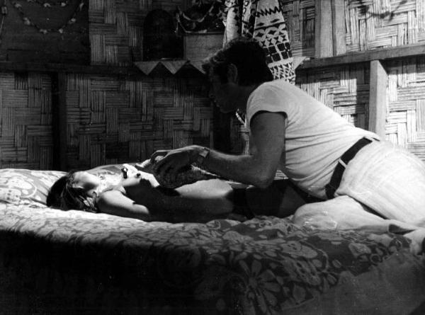 Scena del film "Bora Bora" - Ugo Liberatore - 1968 - L'attore Corrado Pani e un'attrice non identificata nuda sul letto