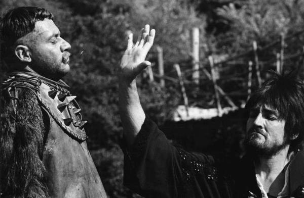 Scena del film "Brancaleone alle crociate" - Mario Monicelli - 1970 - Gli attori Paolo Villaggio e Vittorio Gassman