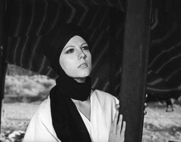 Scena del film "Brancaleone alle crociate" - Mario Monicelli - 1970 - L'attrice Stefania Sandrelli