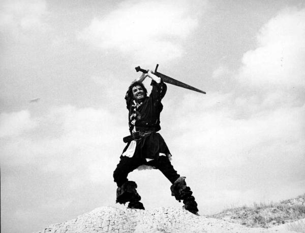 Scena del film "Brancaleone alle crociate" - Mario Monicelli - 1970 - L'attore Vittorio Gassman impugna una spada