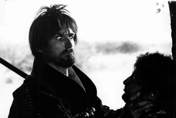 Scena del film "Brancaleone alle crociate" - Mario Monicelli - 1970 - L'attore Vittorio Gassman stringe il collo di un attore non identificato