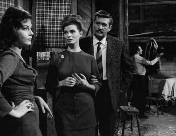 Scena del film "Un branco di vigliacchi" - Fabrizio Taglioni - 1962 - L'attrice Scilla Gabel e due attori non identificati