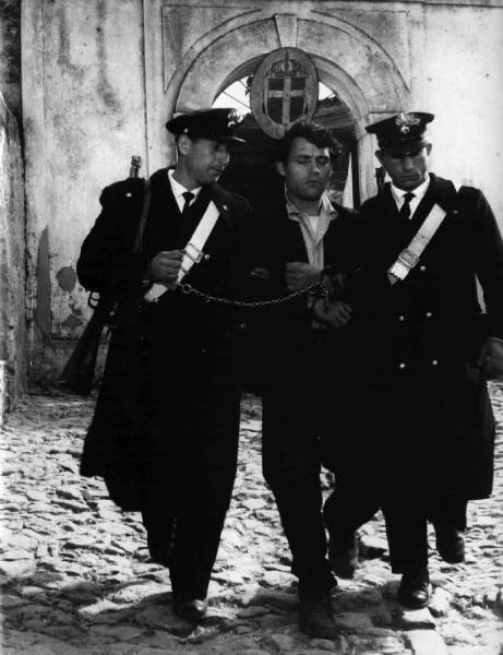 Scena del film "Il brigante" - Renato Castellani - 1960 - Un attore non identificato tra due carabinieri