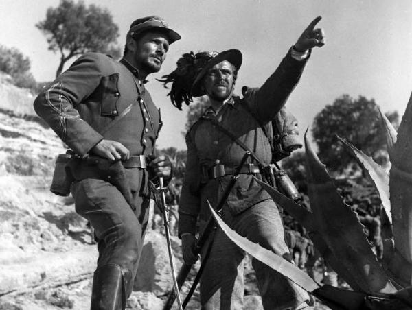Scena del film "Il brigante di Tacca del Lupo" - Pietro Germi - 1952 - Due attori non identificati in divisa da bersagliere