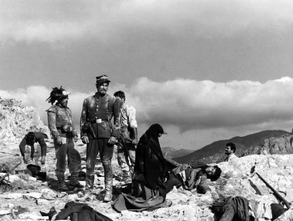 Scena del film "Il brigante di Tacca del Lupo" - Pietro Germi - 1952 - L'attore Amedeo Nazzari in divisa militare e attori non identificati