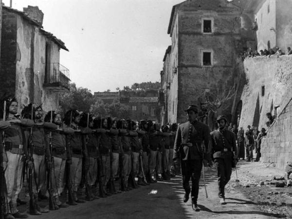Scena del film "Il brigante di Tacca del Lupo" - Pietro Germi - 1952 - L'attore Amedeo Nazzari in divisa militare davanti a una fila di bersaglieri