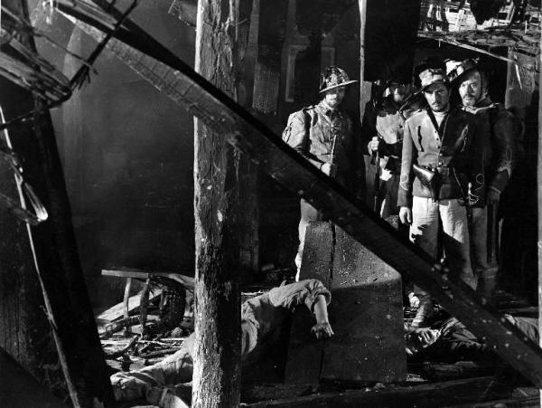 Scena del film "Il brigante di Tacca del Lupo" - Pietro Germi - 1952 - L'attore Aldo Bufi Landi in divisa militare e attori non identificati