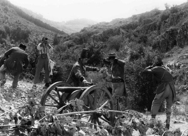 Scena del film "Il brigante di Tacca del Lupo" - Pietro Germi - 1952 - Soldati caricano un cannone