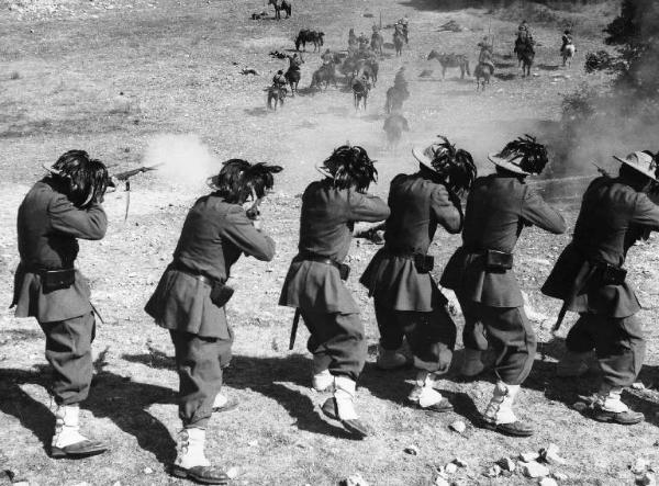 Scena del film "Il brigante di Tacca del Lupo" - Pietro Germi - 1952 - Una fila di bersaglieri spara con fucili contro soldati a cavallo