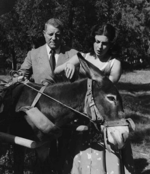 Scena del film "Bufere" - Guido Brignone - 1953 - Gli attori Jean Gabin e Silvana Pampanini e un asino
