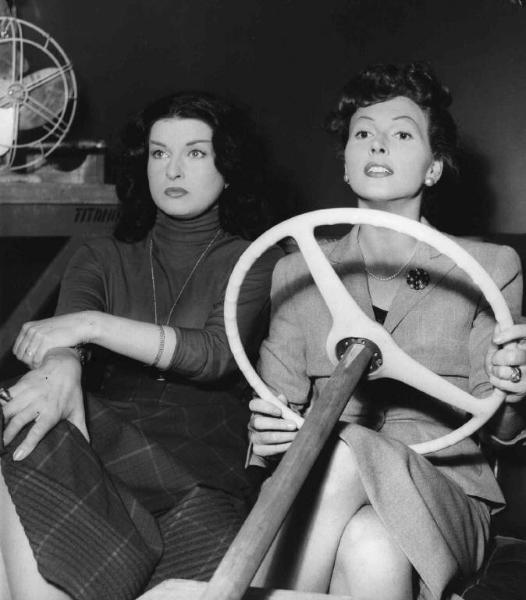 Scena del film "Bufere" - Guido Brignone - 1953 - Le attrici Silvana Pampanini e Carla Del Poggio al volante