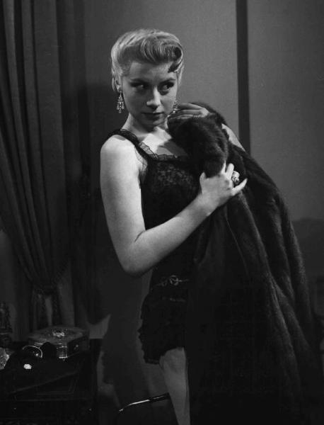 Scena del film "Buonanotte... avvocato!" - Giorgio Bianchi - 1955 - L'attrice Mara Berni