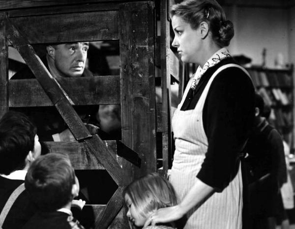 Scena del film "Buongiorno, elefante" - Gianni Franciolini - 1952 - Gli attori Vittorio De Sica, Maria Mercader e dei bambini