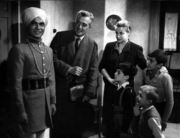 Scena del film "Buongiorno, elefante" - Gianni Franciolini - 1952 - Gli attori Sabu, Vittorio De Sica, Maria Mercader e dei bambini