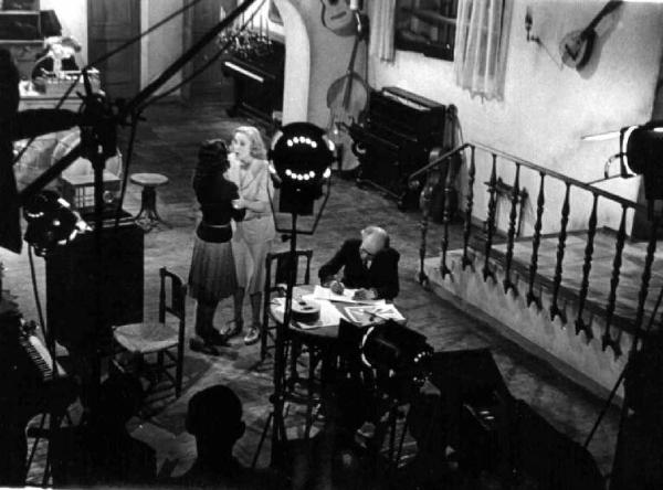 Set del film "Buongiorno, Madrid!" - Max Neufeld, Gian Maria Cominetti - 1942 - L'attrice Maria Mercader e gli operatori della troupe
