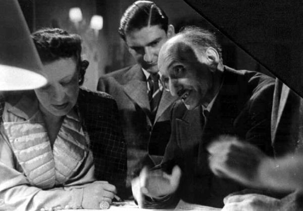 Set del film "Buongiorno, Madrid!" - Max Neufeld, Gian Maria Cominetti - 1942 - Il regista Gian Maria Cominetti spiega una battuta all'attrice Anita Farra