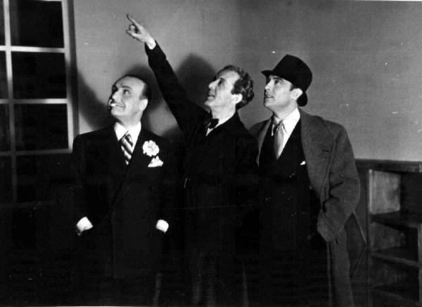 Set del film "Buongiorno, Madrid!" - Max Neufeld, Gian Maria Cominetti - 1942 - Gli attori Manoel Algara, Ferruccio Biancini e Tony D'Algy