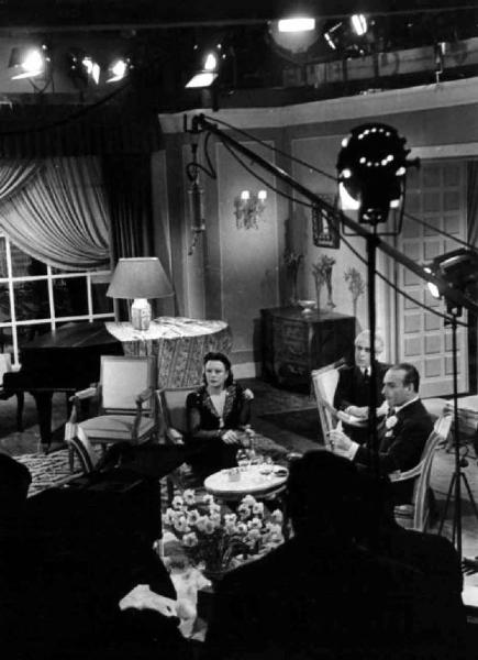 Set del film "Buongiorno, Madrid!" - Max Neufeld, Gian Maria Cominetti - 1942 - Gli attori Anita Farra, Alfredo Herrero e Manoel Algara